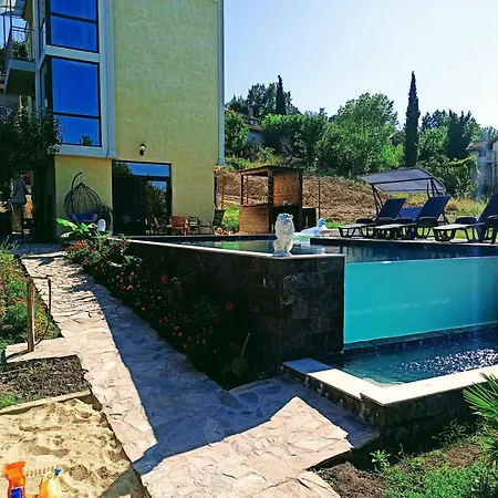Villa синьо лято